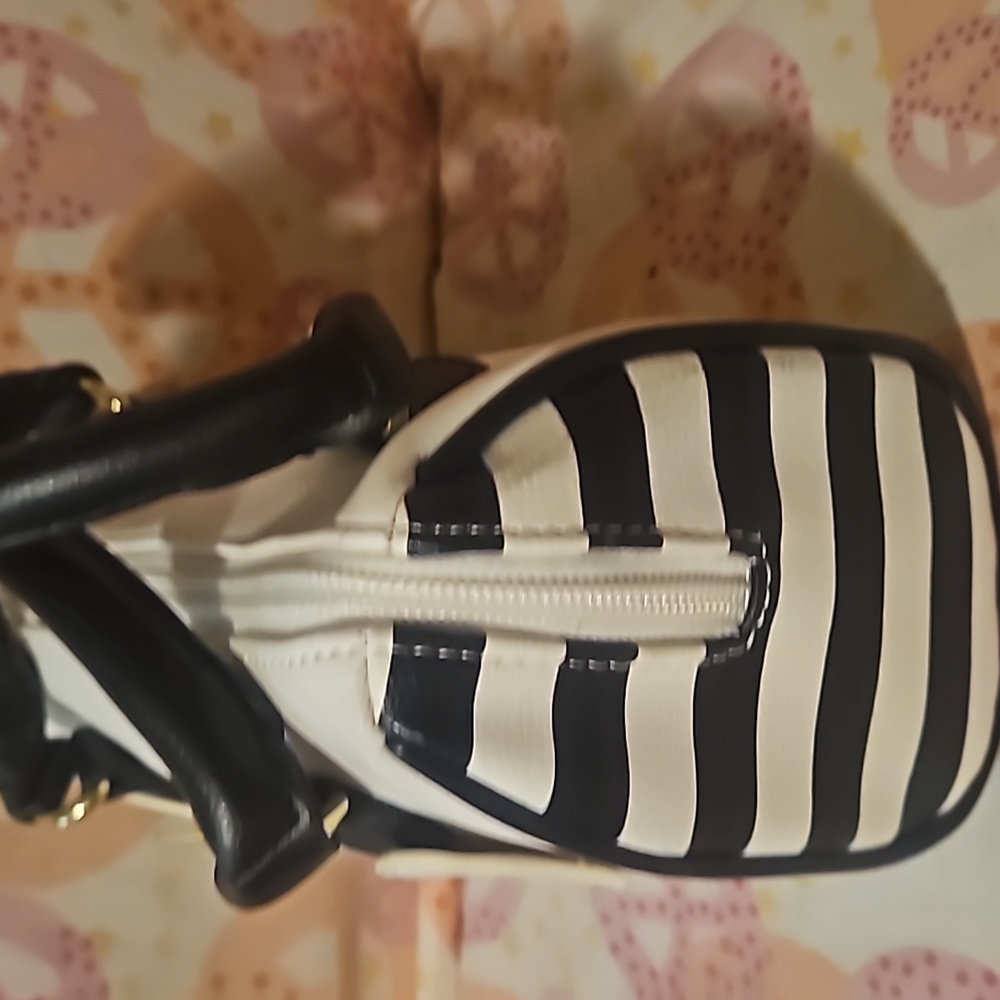GUC Betsy Johnson unicorn barrel bag - Picture 4 of 6